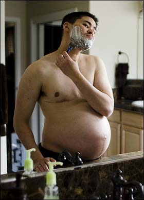 La photo de Thomas Beatie, l\'homme enceinte qui se rase